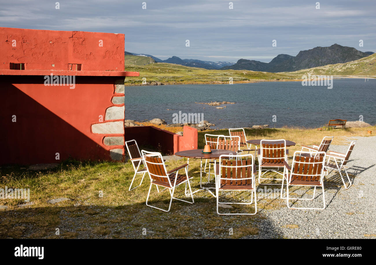 Leere Tische und Klappstühle außerhalb des Hotels bei Bygdin am Ufer des See Bygdin in Jotunheimen Nationalpark Norwegen Stockfoto