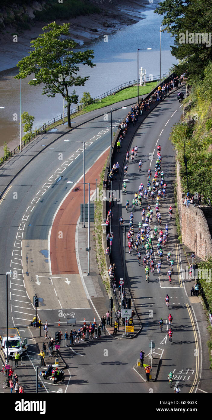 Das Fahrerfeld der Tour of Britain Radrennen ab den steilen Aufstieg auf Brücke Talstrasse am Fluss Avon Bristol 2016 Stockfoto