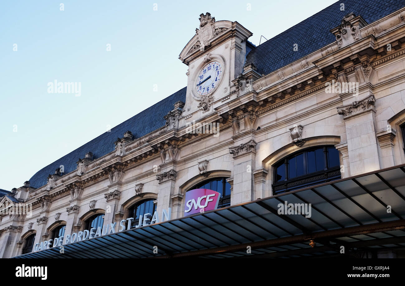 Bordeaux-Saint-Jean-Bahnhof (Gare de Bordeaux-Saint-Jean) liegt zentral in Bordeaux. 1898 eröffnet Stockfoto