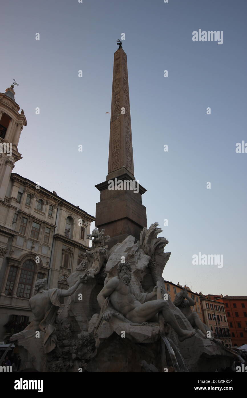 der Obelisk von der Fontana dei Quattro Fiumi mit der Kirche von Sant'Agnese in Agone, Piazza Navona, Rom, Italien Stockfoto