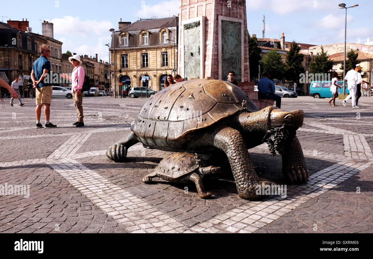 Place De La Victoire Schildkröte mit Trauben-Skulptur in Bordeaux Frankreich Stockfoto