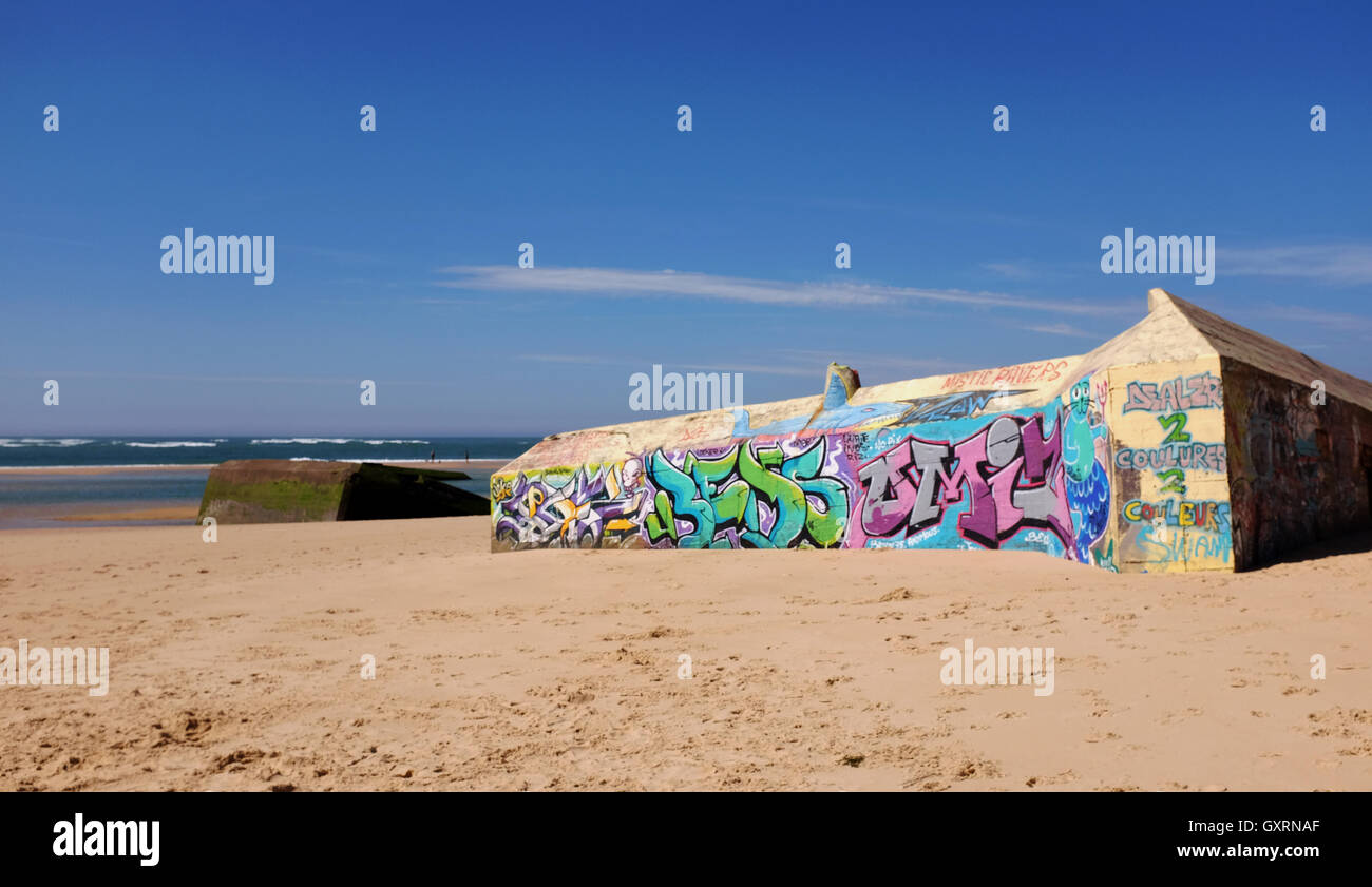 Dünen und Strand am Cap-Ferret Atlantikküste Frankreichs mit Kriegszeiten Meer Abwehrkräfte Pille Boxen Graffiti-Kunst Stockfoto