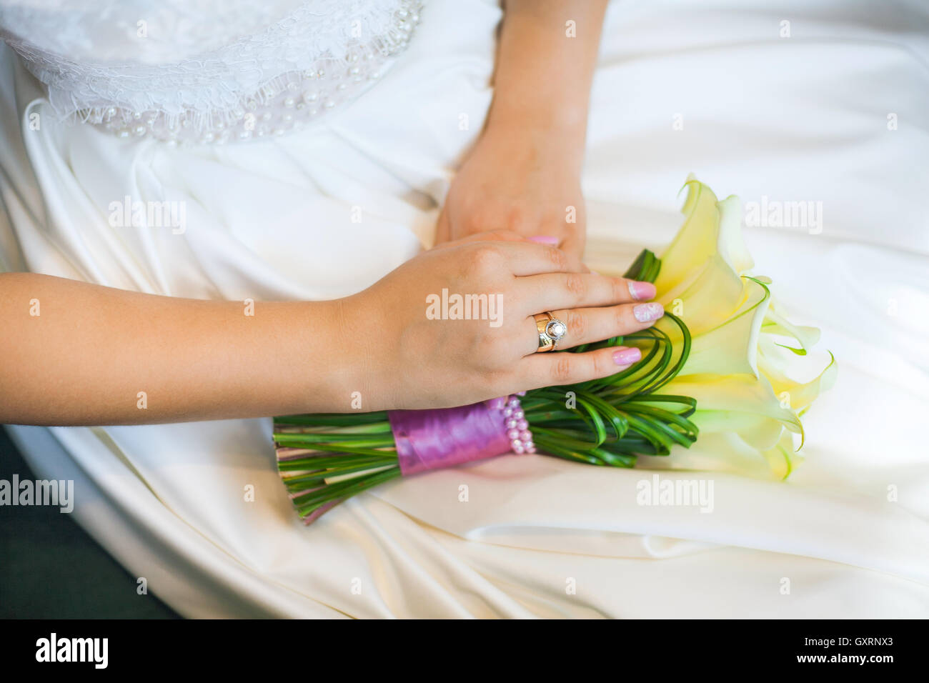 Hände der Braut mit Ring über das Hochzeitskleid Stockfoto
