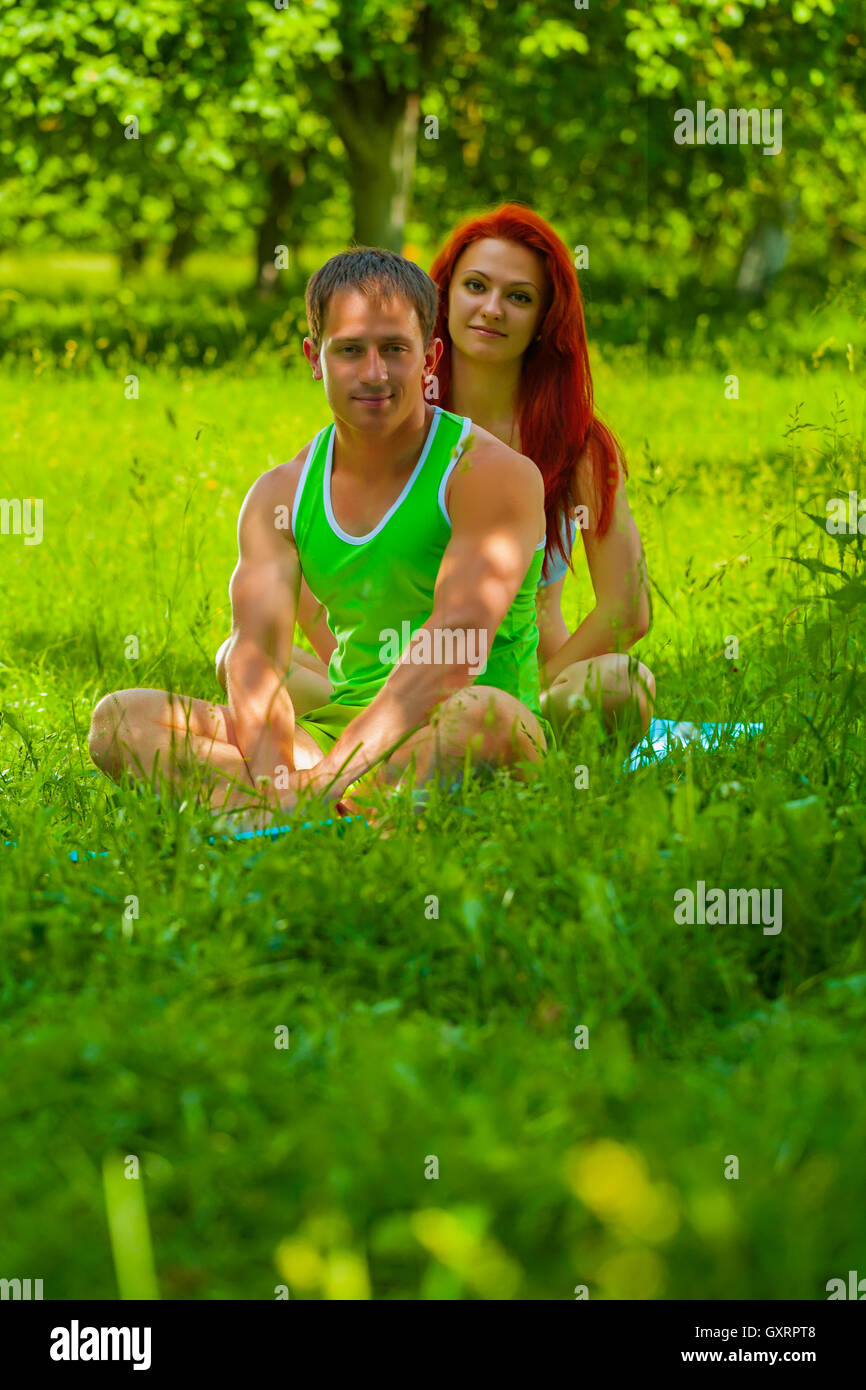 paar, sitzen auf dem Rasen Stockfoto