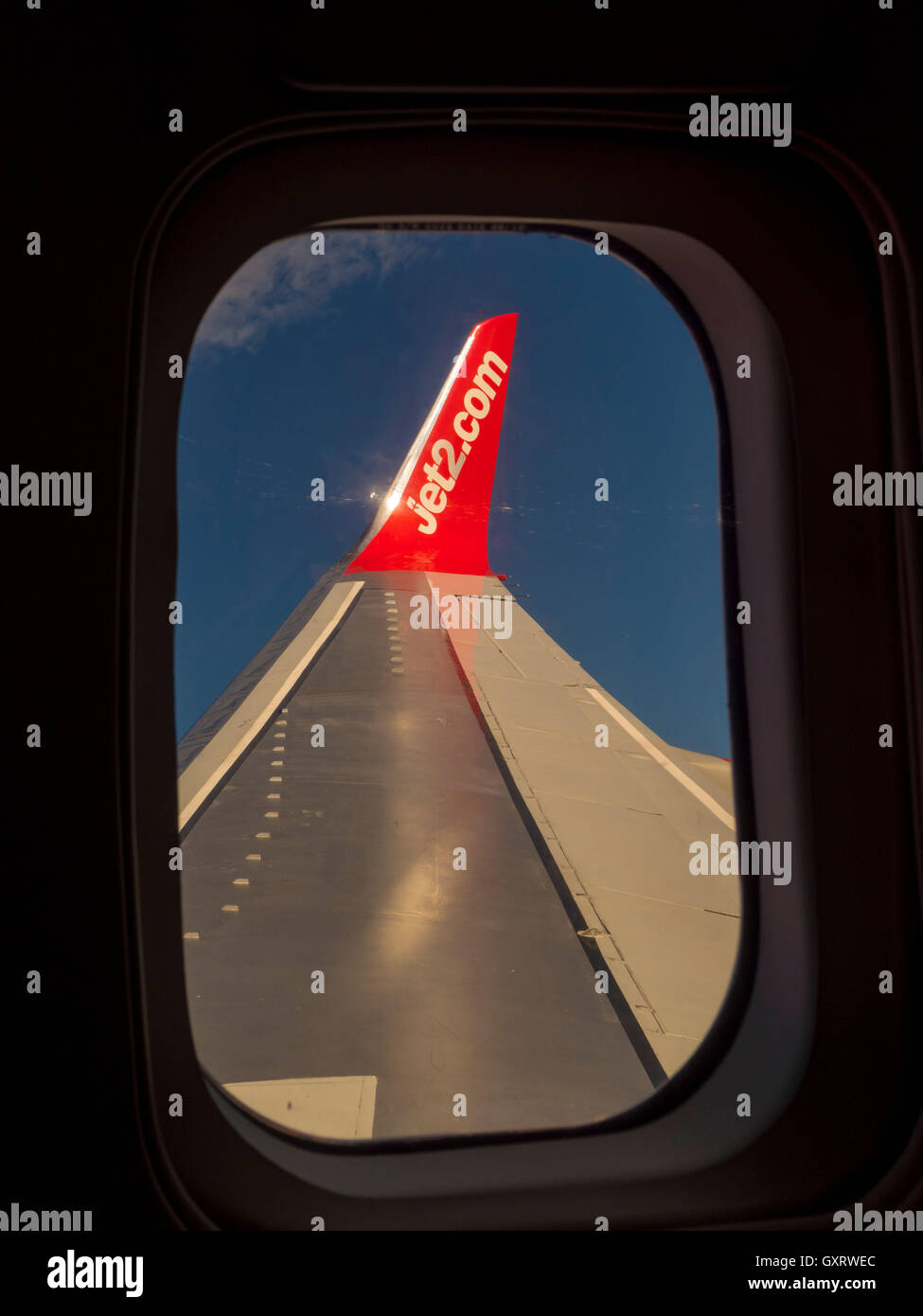 Blick durchs Flugzeugfenster mit Flügel und Jet2 logo Stockfoto
