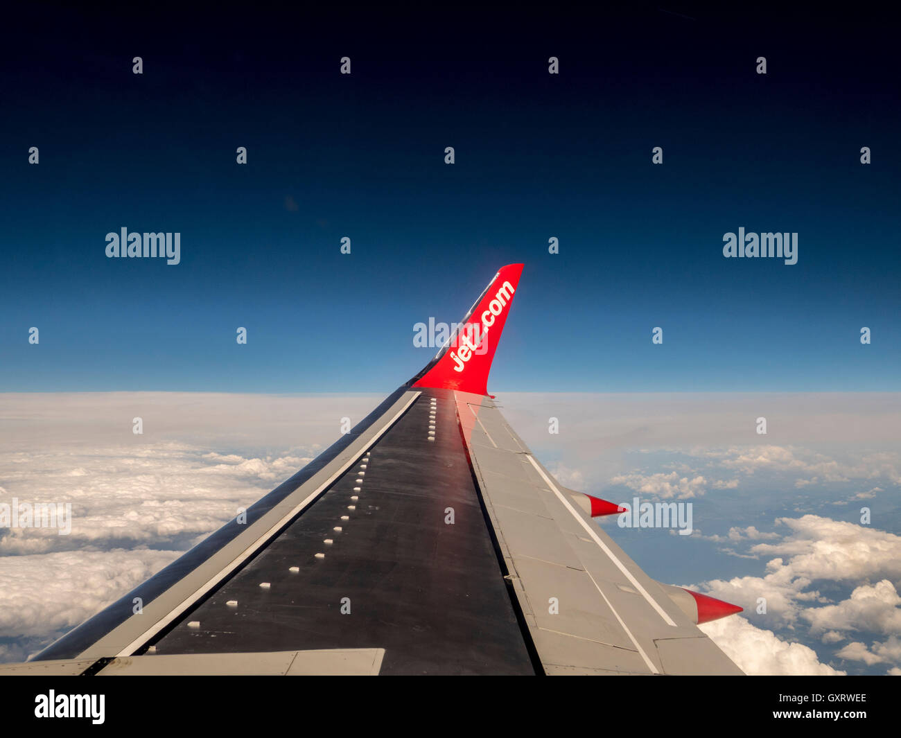 Blick durchs Flugzeugfenster mit Flügel und Jet2 logo Stockfoto