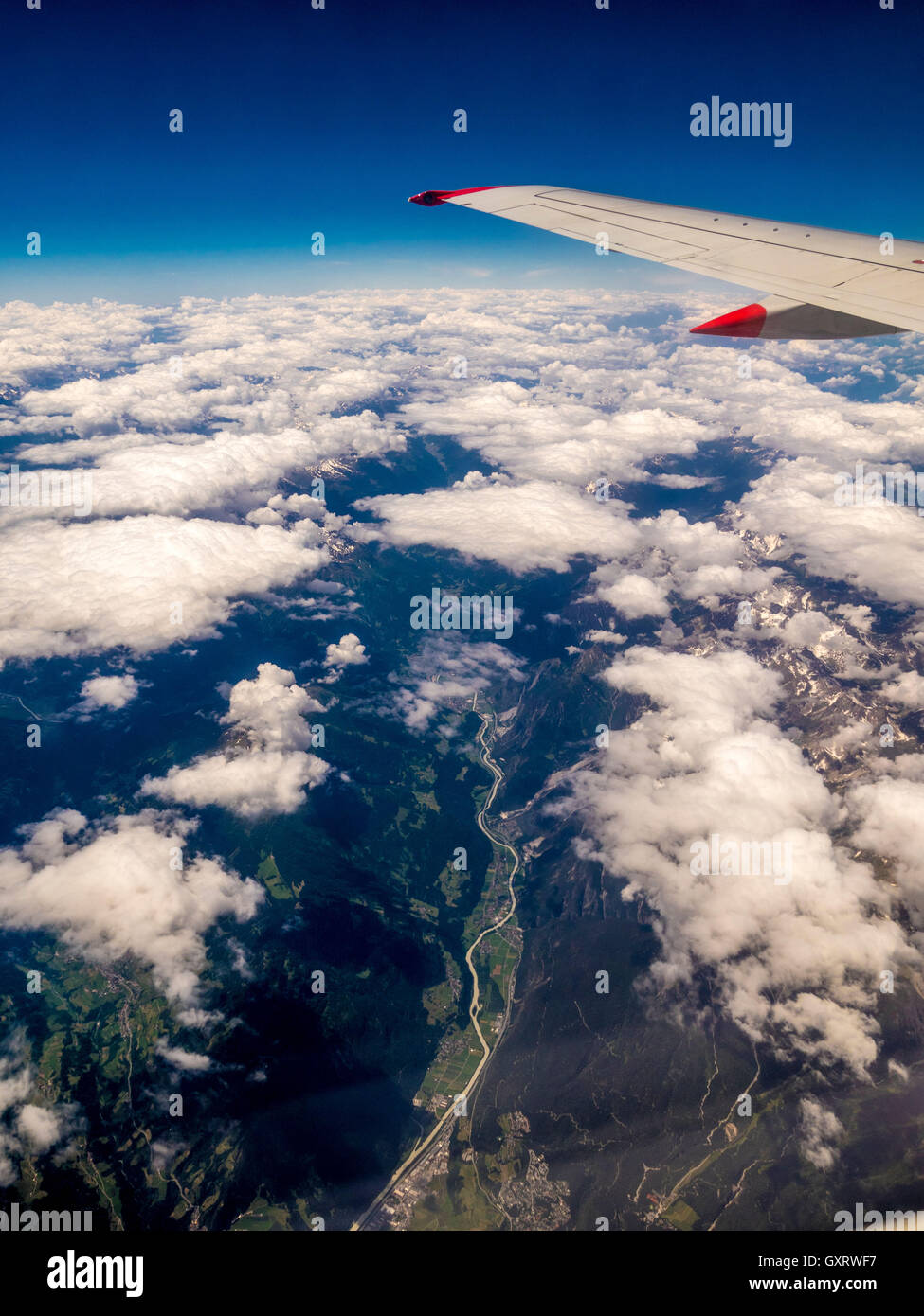 Blick durchs Flugzeugfenster über Alpen Stockfoto