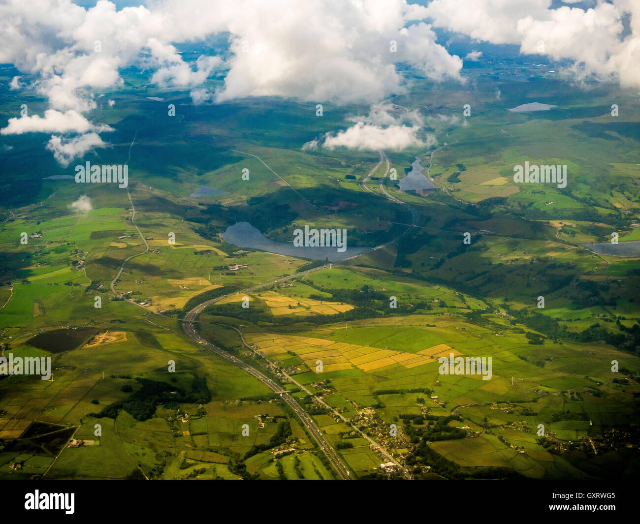 Luftaufnahme, Blick nach Westen entlang der Autobahn M62 in Richtung Scammonden und reservoir Stockfoto