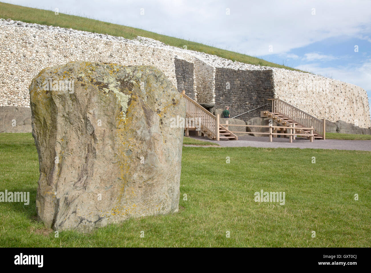 Stehenden Stein bei Newgrange Cairn, Donore, Irland Stockfoto