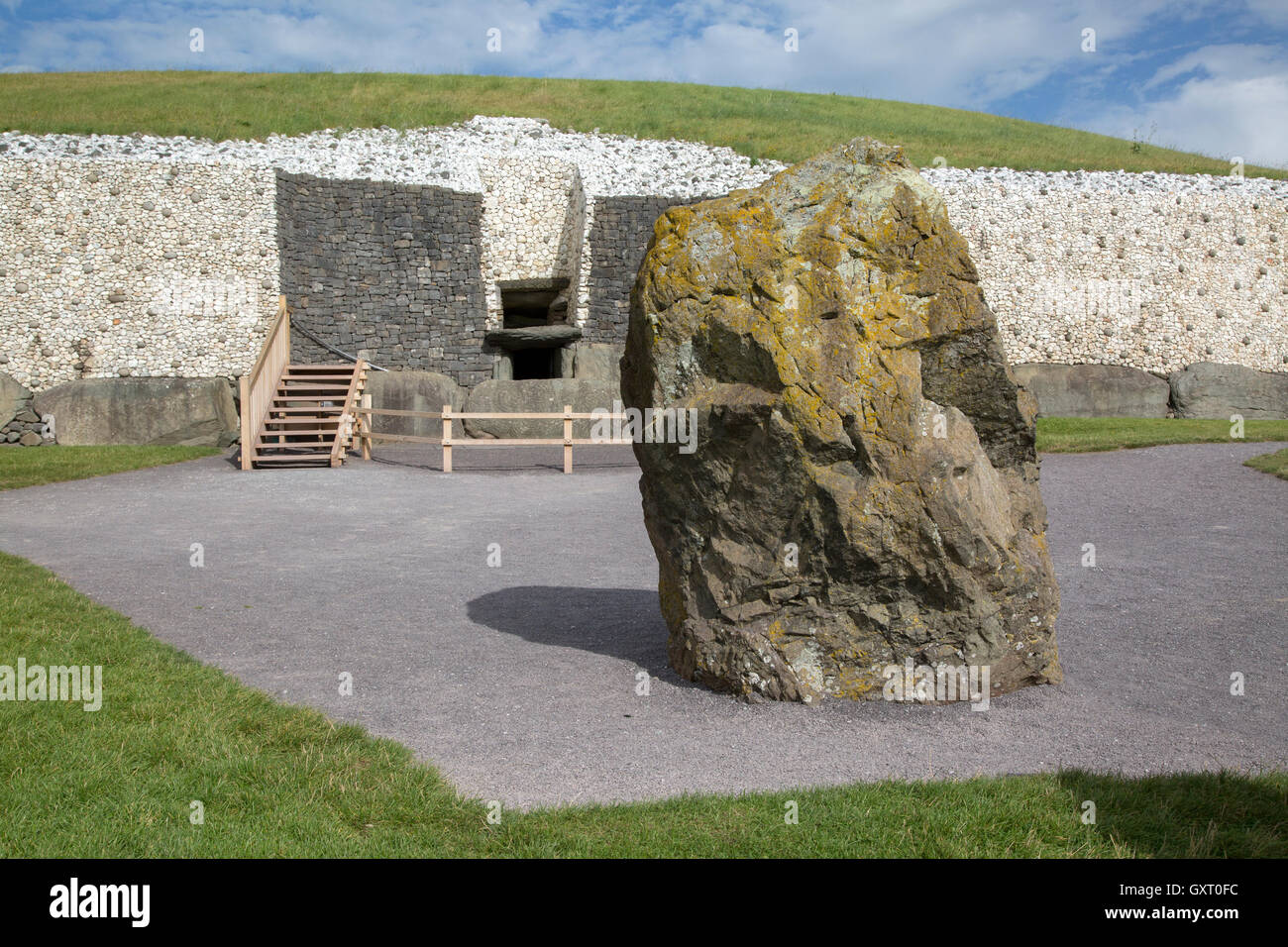 Stehenden Stein bei Newgrange Cairn, Donore, Irland Stockfoto