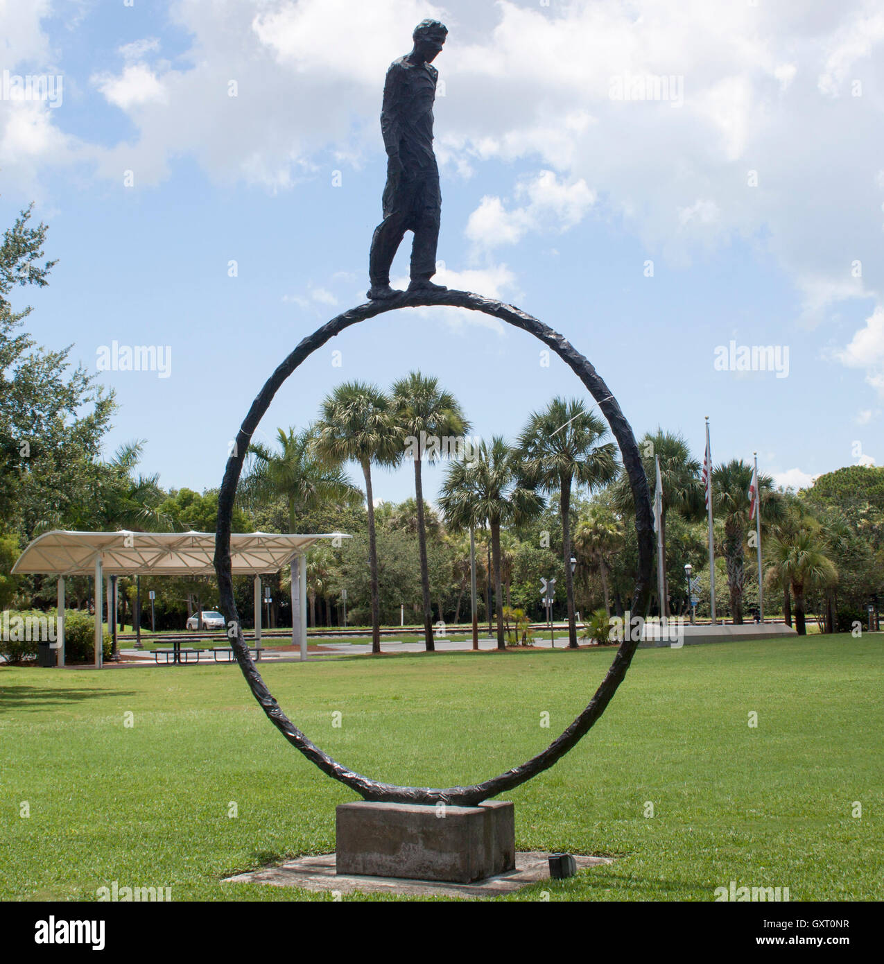 Die Skulptur „man on a Hoop“ in Bonita Springs, Florida, fängt Bewegung und Gleichgewicht in einem eindrucksvollen Stück öffentlicher Outdoor-Kunst ein. Stockfoto