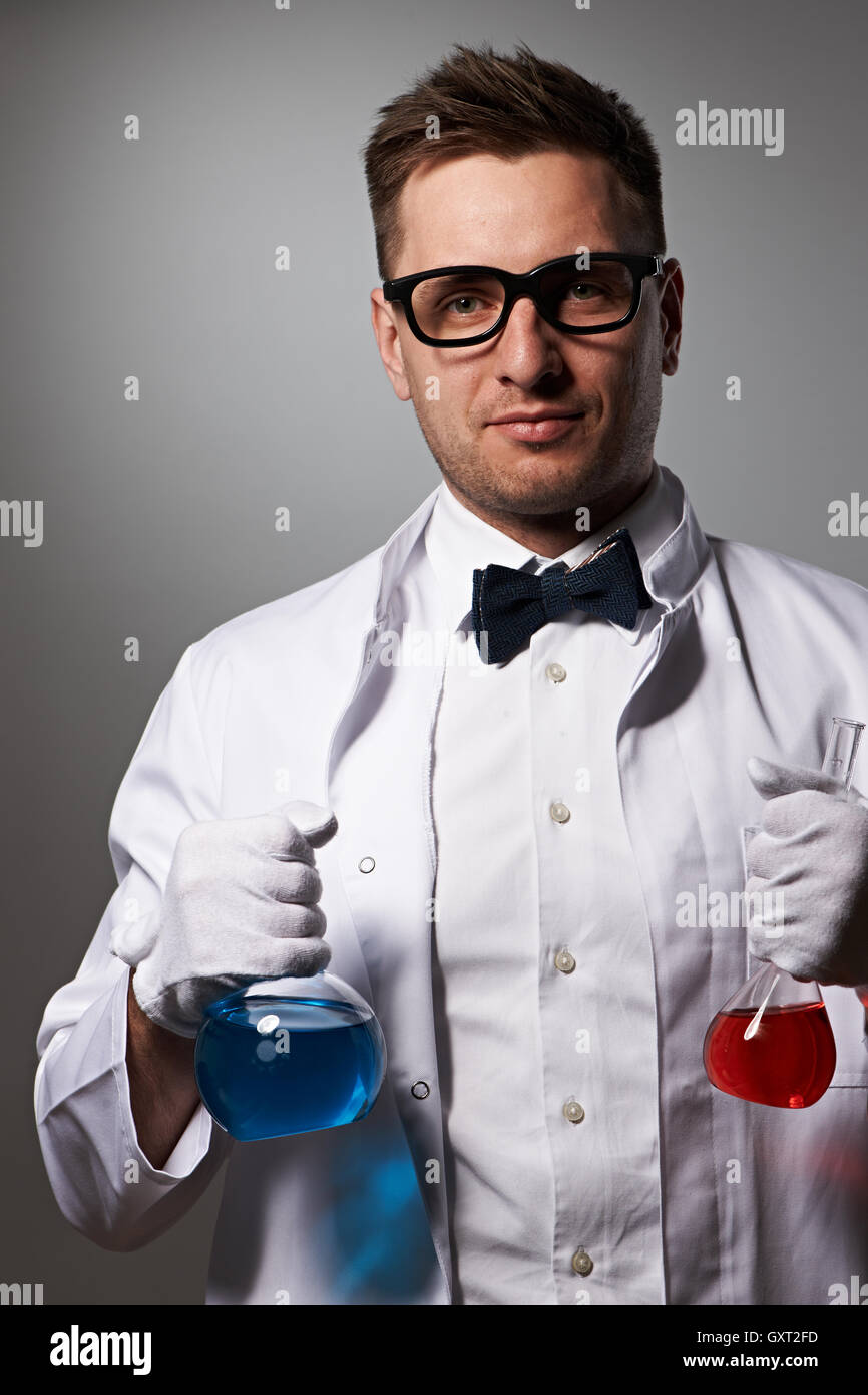 Wissenschaftler mit chemischen Kolben Stockfoto