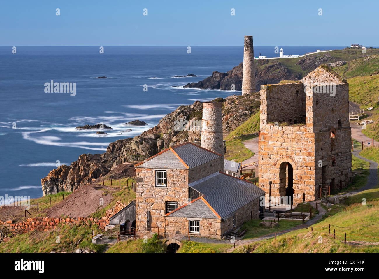 Levante tin mine und Pendeen Lighthouse, Trewellard, Cornwall, England. (Juni) im Sommer 2015. Stockfoto