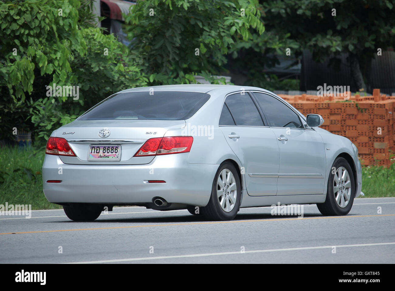 Chiang Mai, THAILAND-18. August 2016: Pkw, Toyota Camry. Auf der Straße no.1001, 8 km von Chiang Mai Stadt. Stockfoto