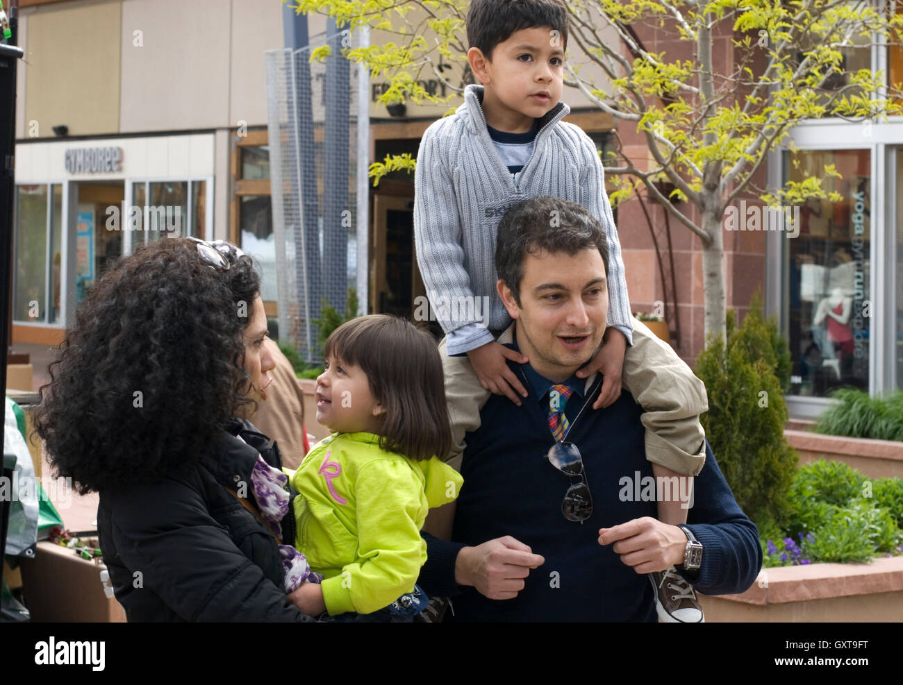 Familie beim Outdoor-Art Festival, 29. St. Mall, Boulder, CO Stockfoto