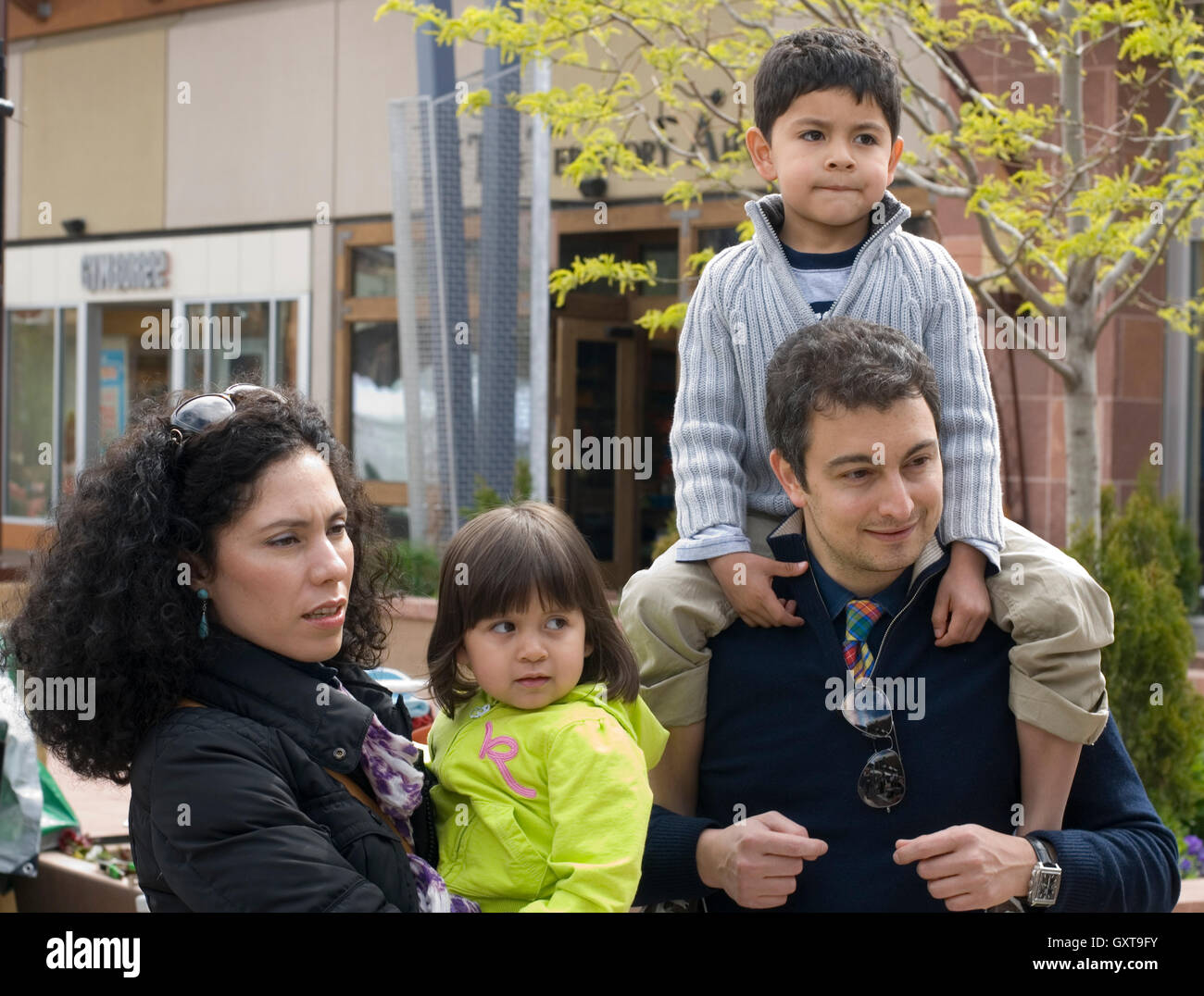 Familie beim Outdoor-Art Festival, 29. St. Mall, Boulder, CO Stockfoto
