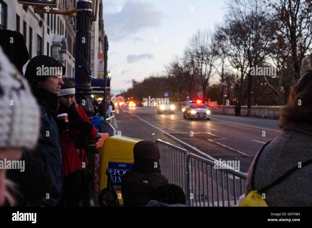Massen beginnen zu sammeln vor der Morgendämmerung, Orte entlang der Paradestrecke für Macy's Thanksgiving Day Parade in New York City zu sichern. Stockfoto
