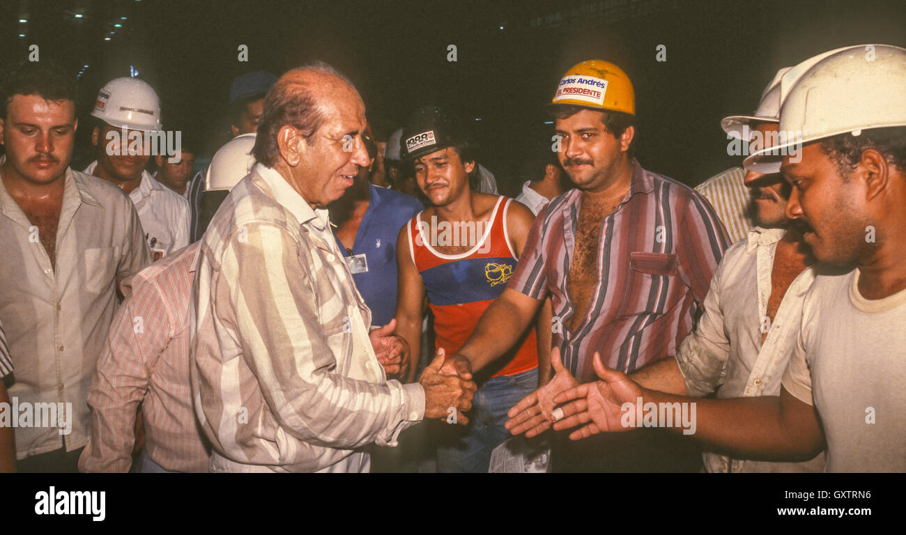 CIUDAD GUAYANA, VENEZUELA - Präsidentschaftskandidat Carlos Andres Perez Kampagnen in SIDOR Fabrik. Oktober 1988 Stockfoto