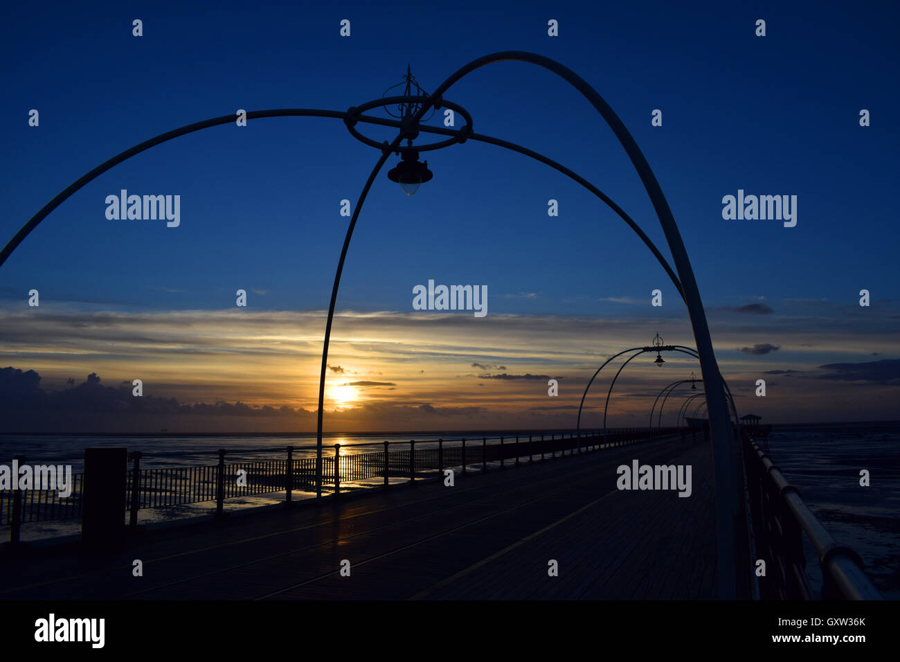 Blauen Himmel vor Sonnenuntergang über Southport Liverpolo Pier mit alten altmodischen Laternen Stockfoto