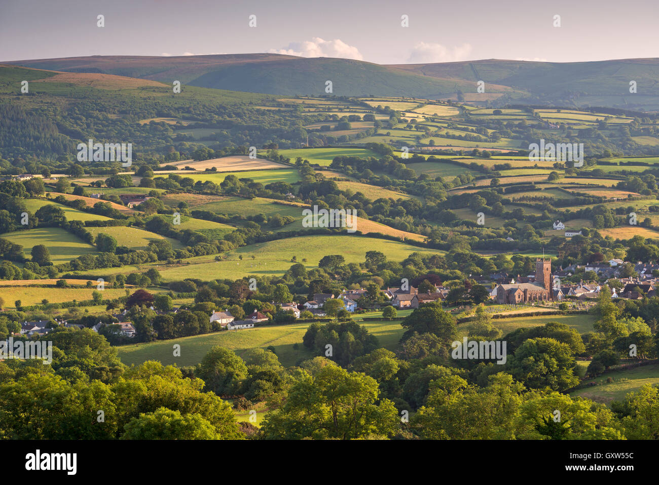 Moretonhampstead Kirche und Dorf, umgeben von schönen hügeligen Landschaft, Dartmoor, Devon, England. (Juli) im Sommer 2015. Stockfoto