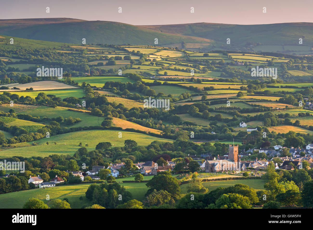 Moretonhampstead Kirche und Stadt, umgeben von schönen hügeligen Landschaft, Dartmoor National Park, Devon, England. Sommer Stockfoto
