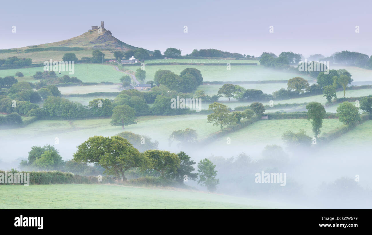 Rollende Nebel bedeckt Landschaft rund um Brentor Kirche, Dartmoor, Devon, England. (August) im Sommer 2015. Stockfoto
