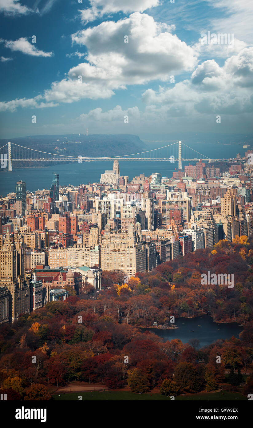 New York City Manhattan Straße Luftbild schwarz und weiß mit Wolkenkratzern, Fußgänger und belebten Verkehr. Stockfoto