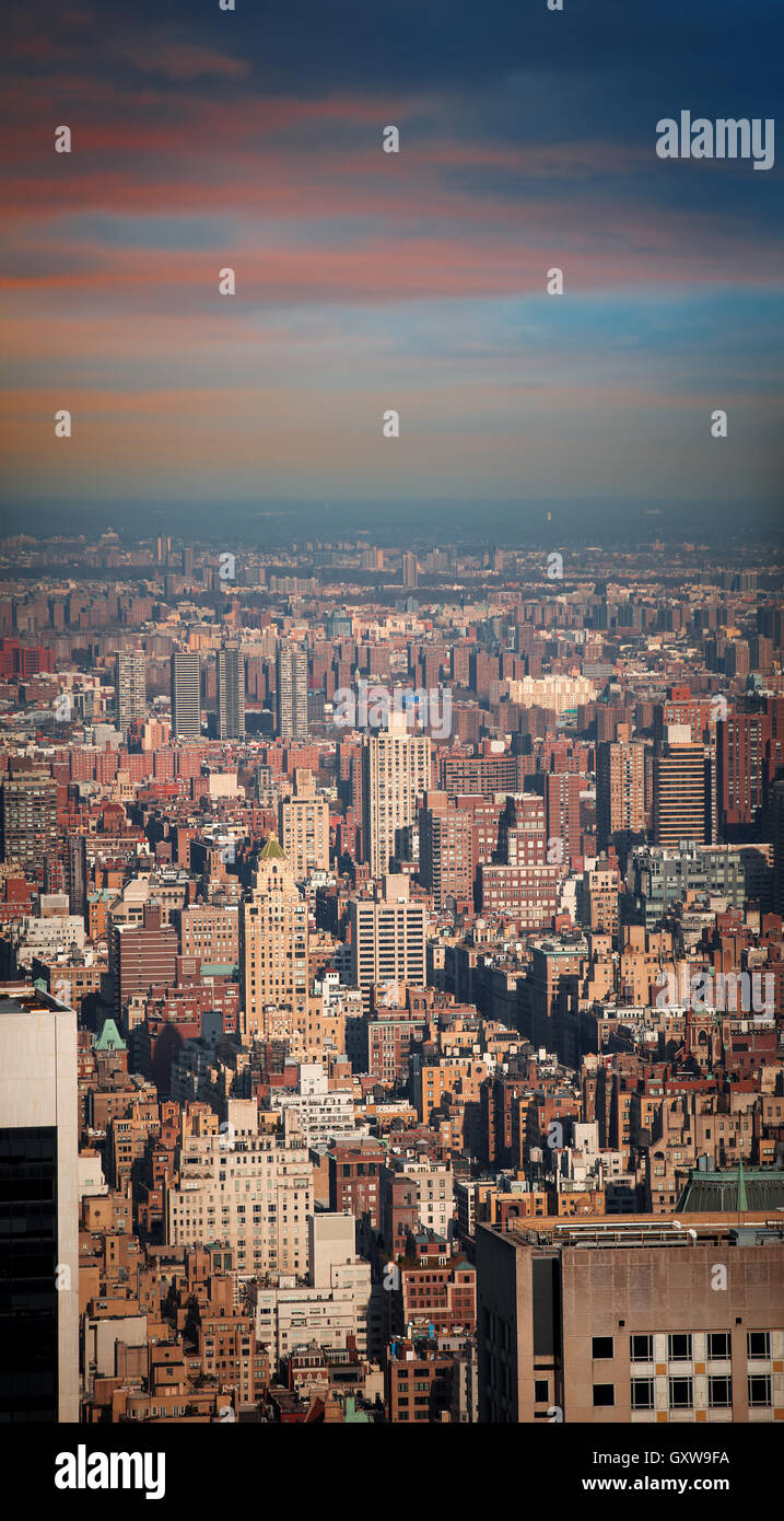 New York City Manhattan Straße Luftbild schwarz und weiß mit Wolkenkratzern, Fußgänger und belebten Verkehr. Stockfoto