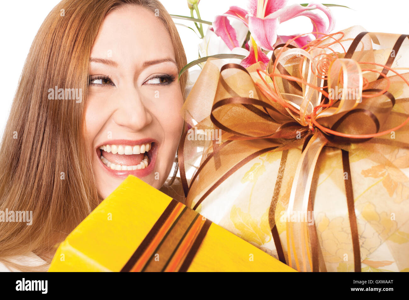 glücklich lächelnd Weihnachtsgeschenke präsentiert Stockfoto