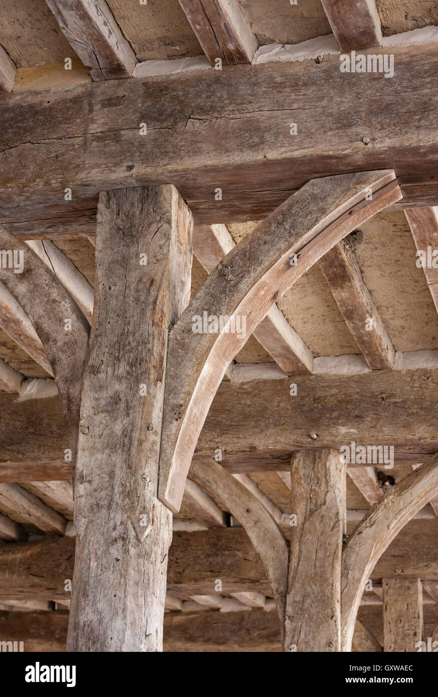 Mittelalterliche Holz Tischlerei eine Obergrenze von einem alten, französischen Gebäude zu unterstützen. Stockfoto