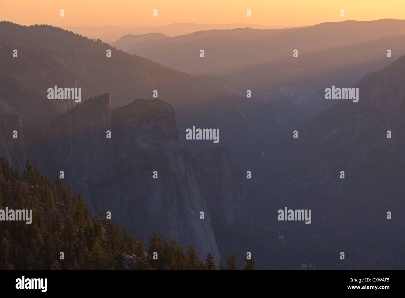 Sonnenuntergang über Cathedral Rocks und Yosemite Valley, Kalifornien, USA. Frühling (Juni) 2016. Stockfoto