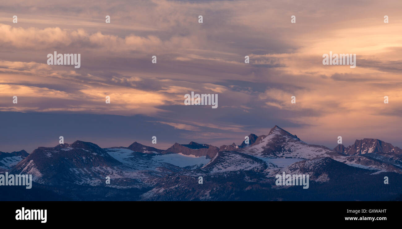 Sonnenuntergang über Yosemite die höchsten Berge, einschließlich Mount Lyell, der höchste Gipfel im Yosemite National Park, Kalifornien. Frühling Stockfoto