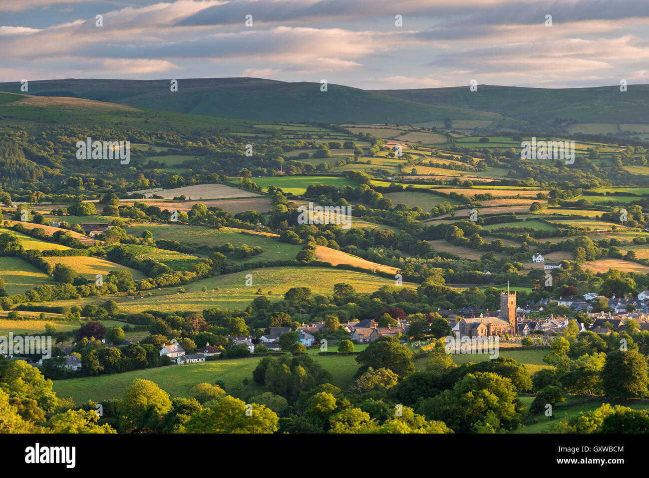 Moretonhampstead Kirche umgeben von Hügellandschaften Dartmoor, Devon, England. Sommer (Juli) 2016. Stockfoto