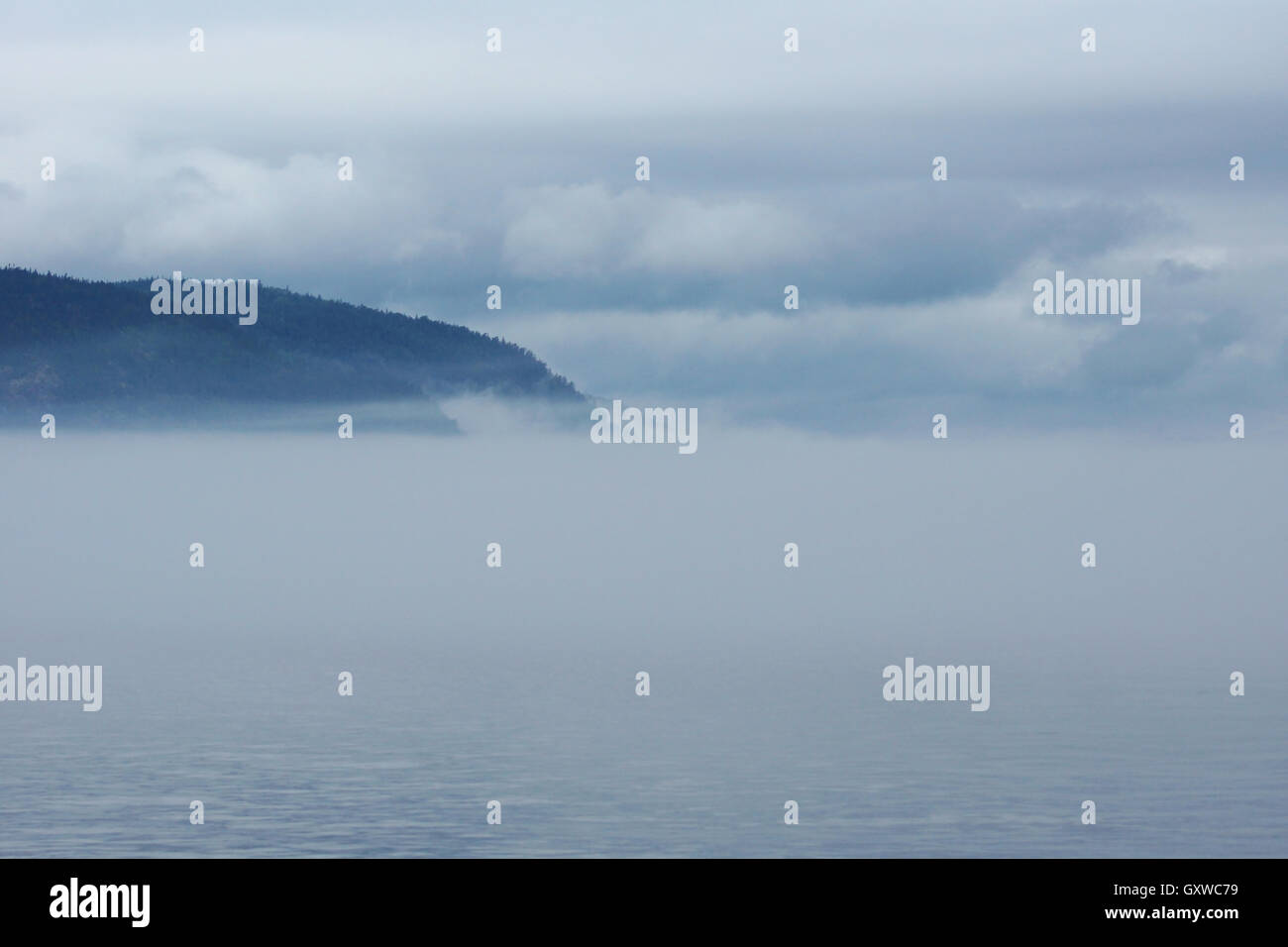 Berge im Nebel Stockfoto