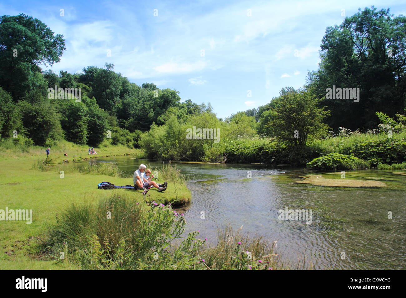 Der Fluß Lathkill in Lathkill Dale, einem berühmten Kalkstein-Tal im Peak District National Park, Derbyshire England UK Stockfoto