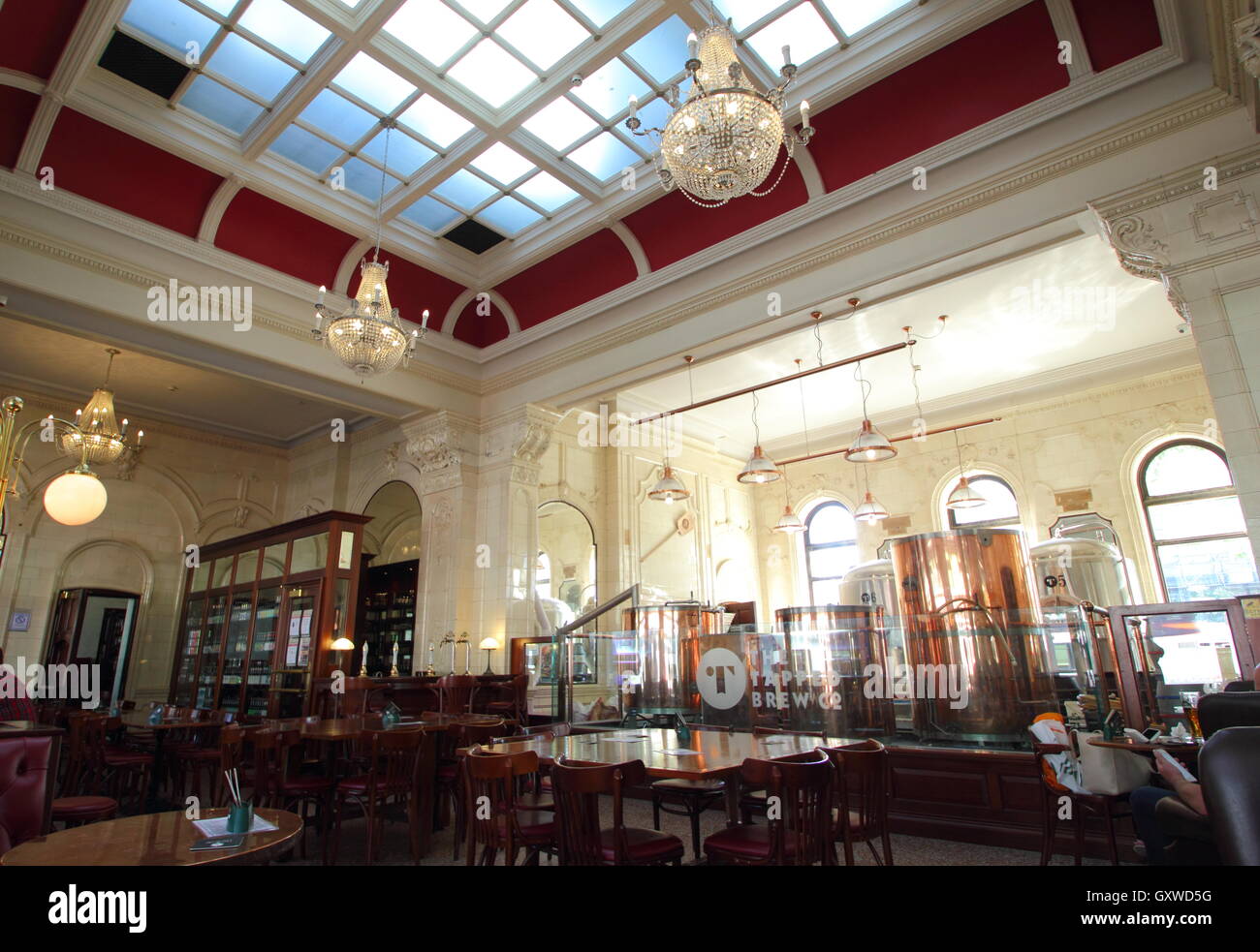 Im Inneren der Sheffield Tap, ein Edwardian "Welt Bier Freehouse" im Bahnhof Sheffield, Sheffield, Yorkshire England UK Stockfoto