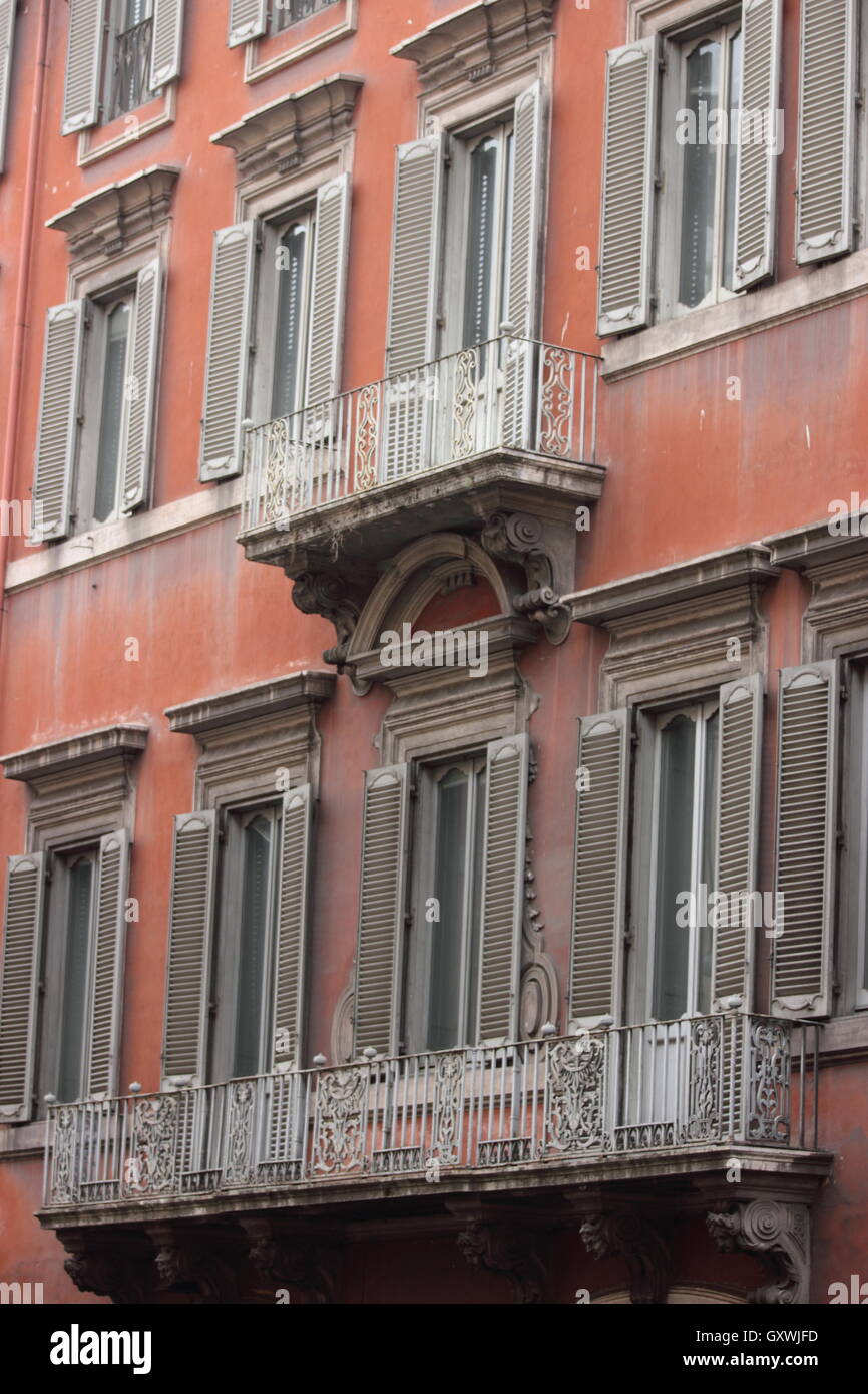 Eine wunderschöne alte Fassade eines Gebäudes in Rom, Italien, rosa und orange, hellblau Stockfoto