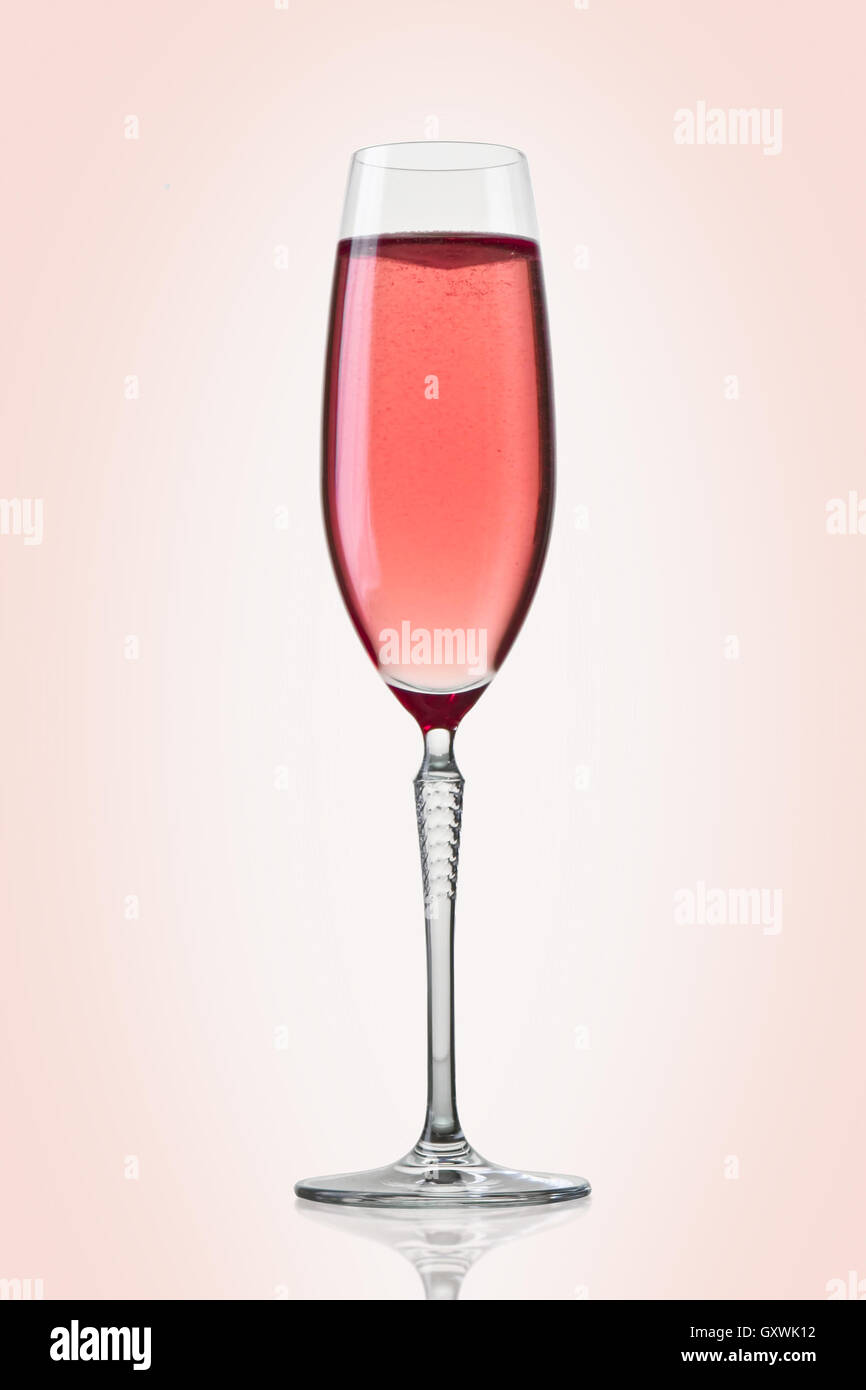 Glas Champagner auf rosa Hintergrund Stockfoto