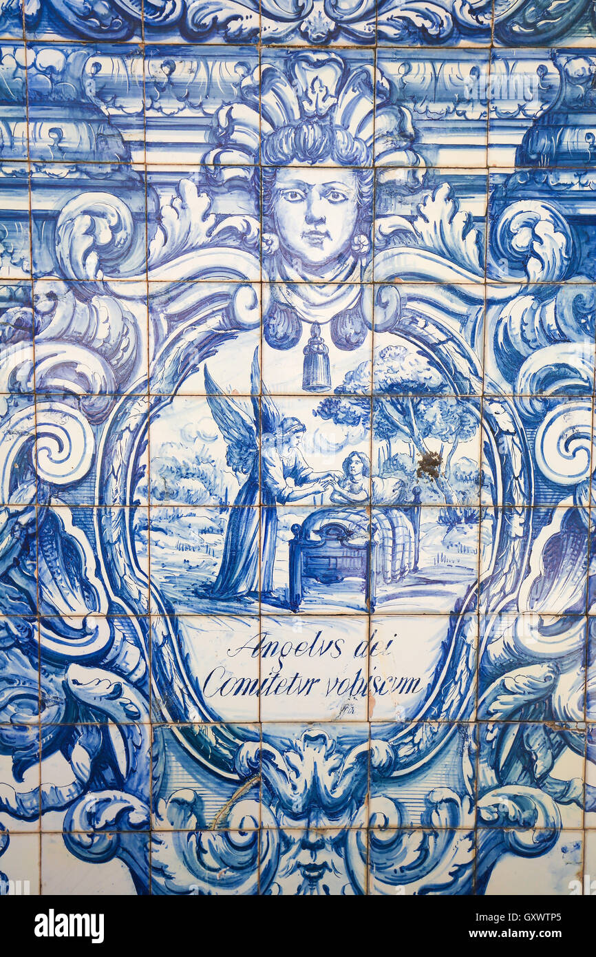 Azulejo Kacheln In Coimbra Portugal Darstellung Einen Schutzengel Gottes Engel Begleitet Sie Stockfotografie Alamy