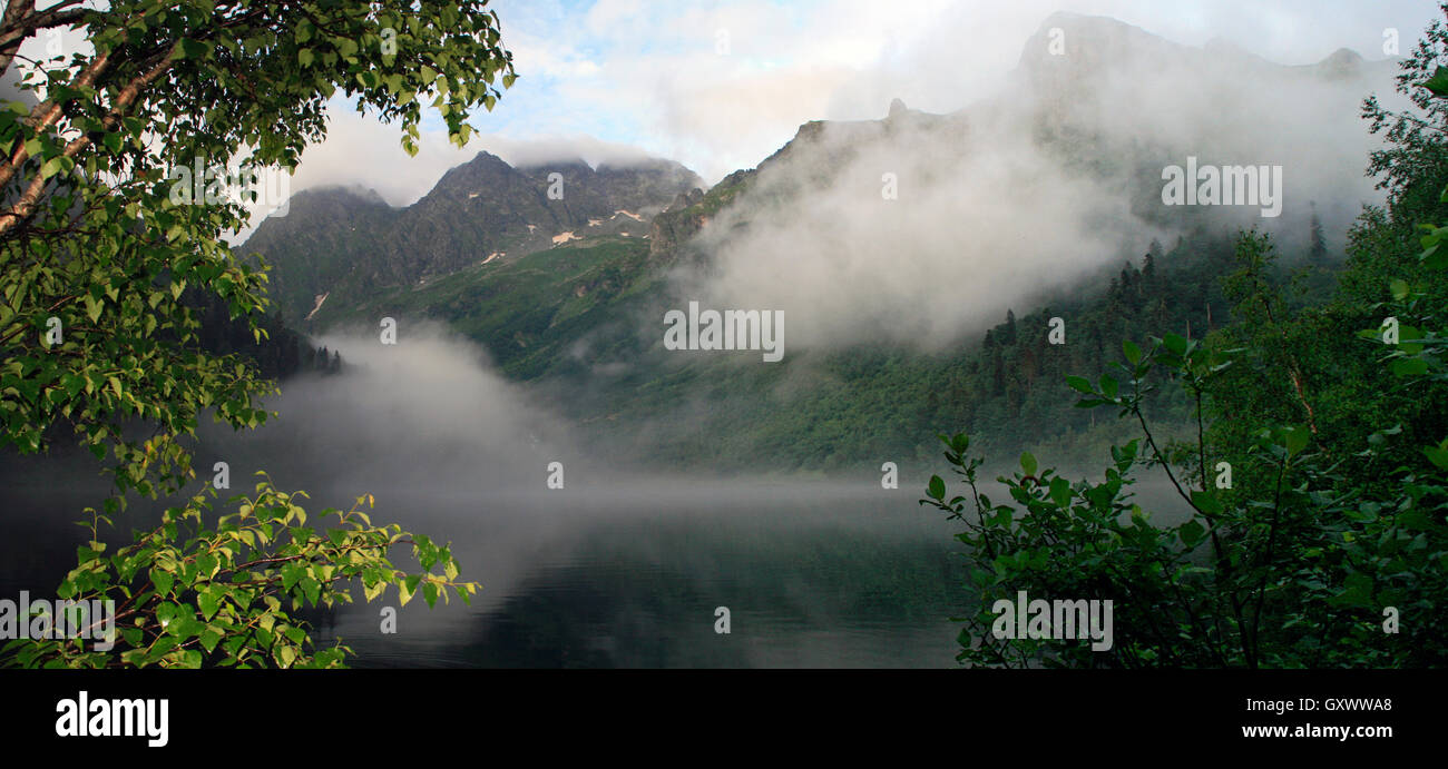 Sommer-Blick auf den oberen Waterton See und Berg, Nationalpark Stockfoto