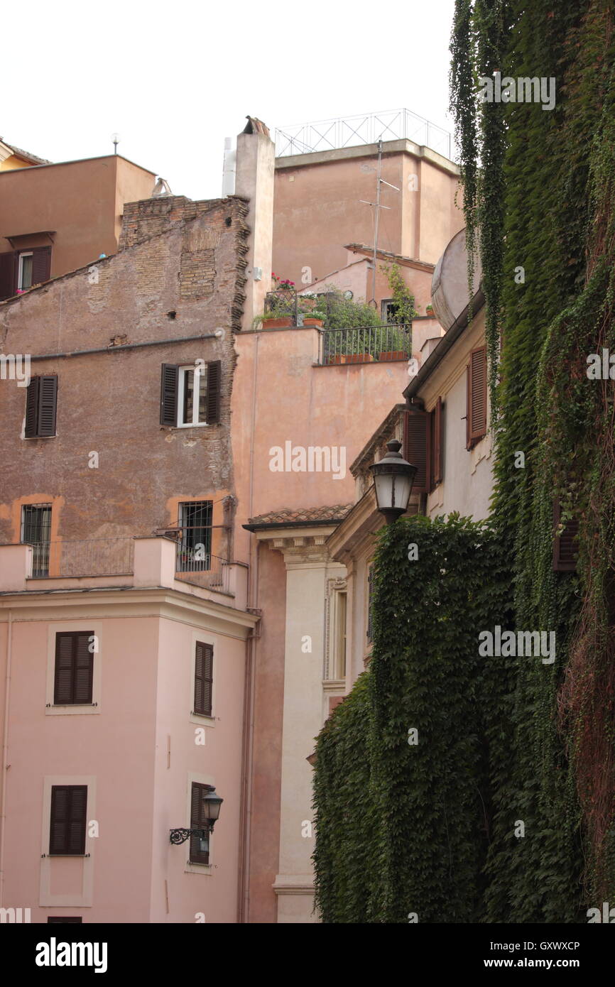 Wunderschönes altes Gebäude im Zentrum von Rom, Italien, Stadtentwicklung, Architektur, Fenster, Wände Stockfoto