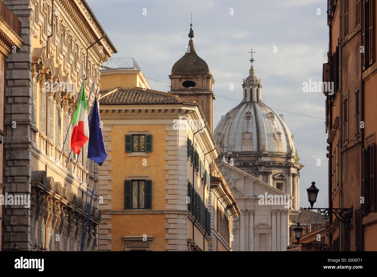 Schönen Gebäuden mit italienischer Flagge und die Kuppel von St. Peter in der Ferne, Rom, Italien Stockfoto