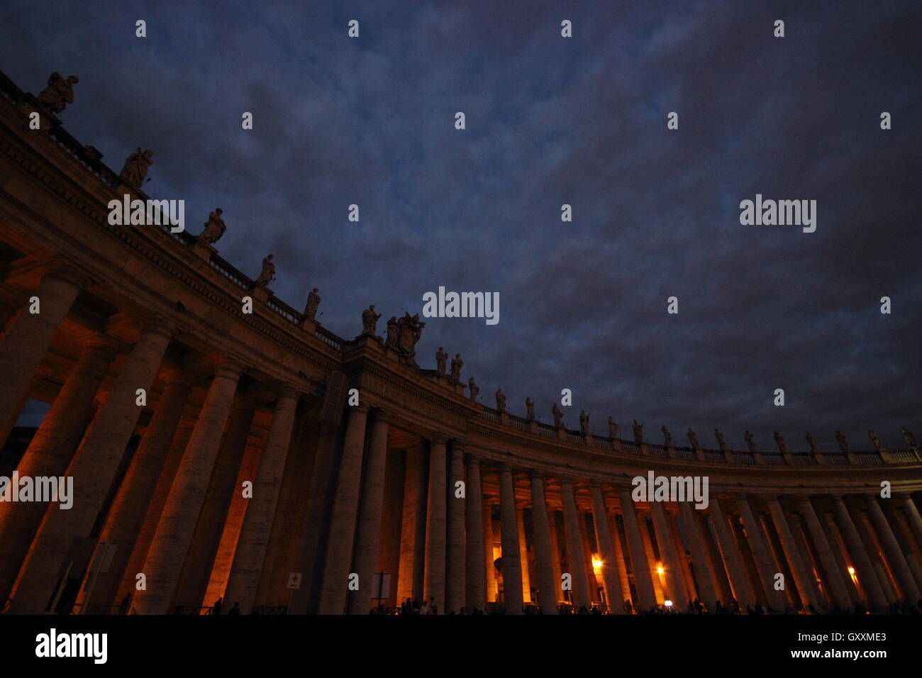 Spalten der Vatikan, Petersdom, San Pietro, Colonne del Vaticano, Roma, Rom, nightshot Stockfoto