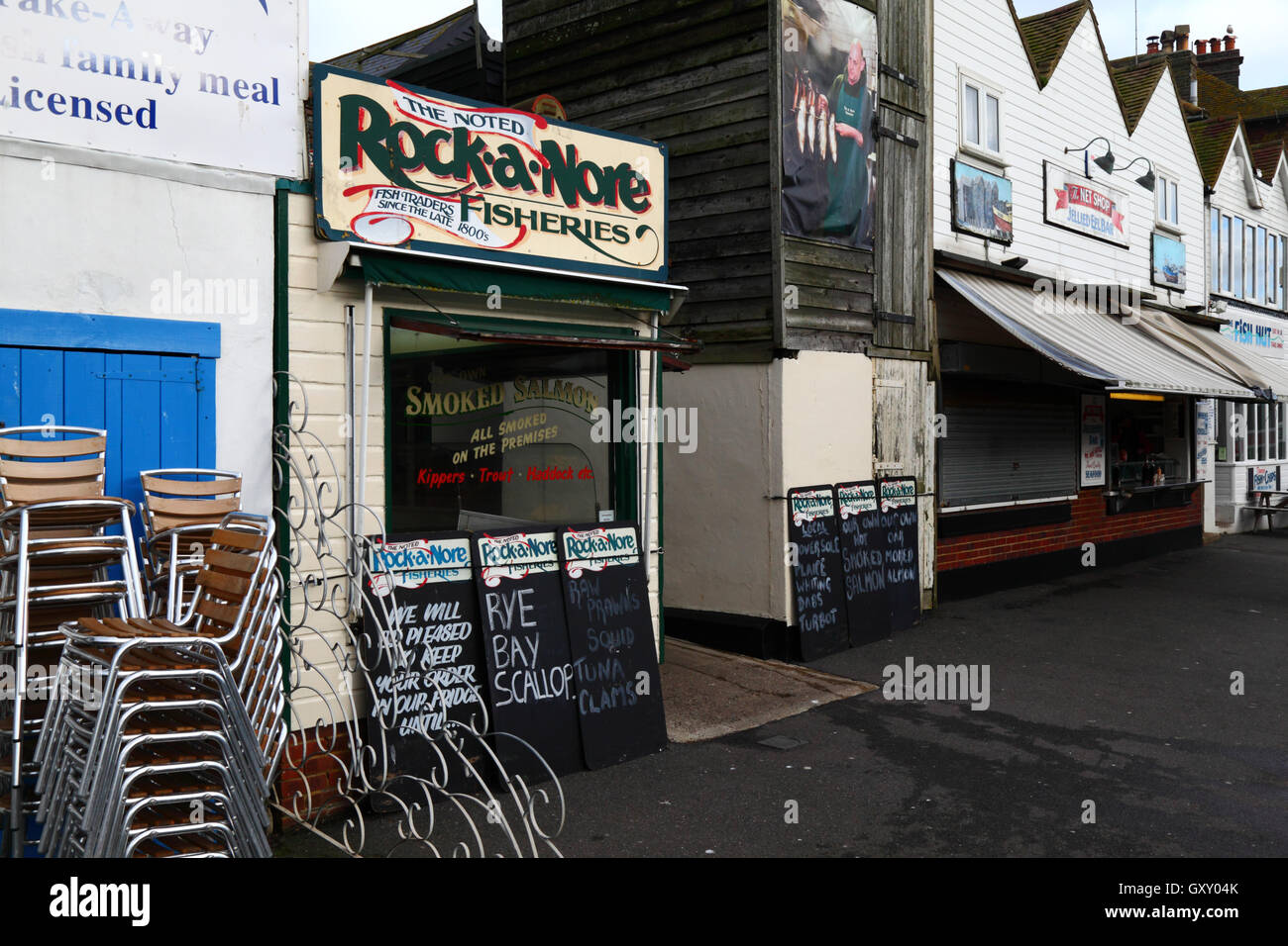 Läden, die frischen Fisch und Meeresfrüchte im Rock-A-Nore, Old Town, Hastings, East Sussex, England, UK Stockfoto