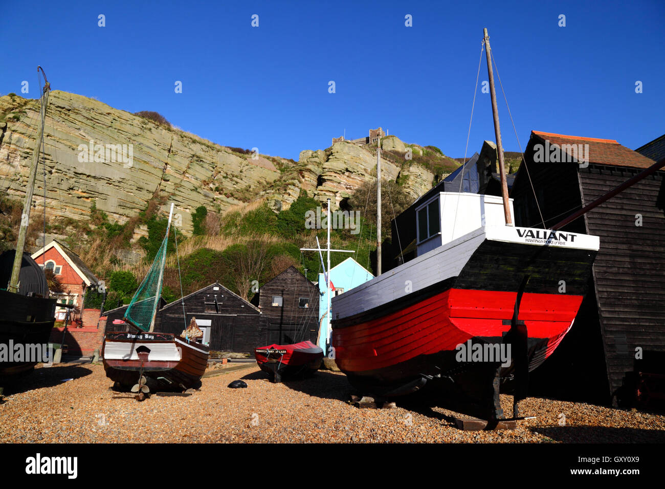 Angelboot/Fischerboot und historischen schwarz aus Holz Netto Geschäfte unter Osthügel-Klippe, Hastings, East Sussex, England Stockfoto