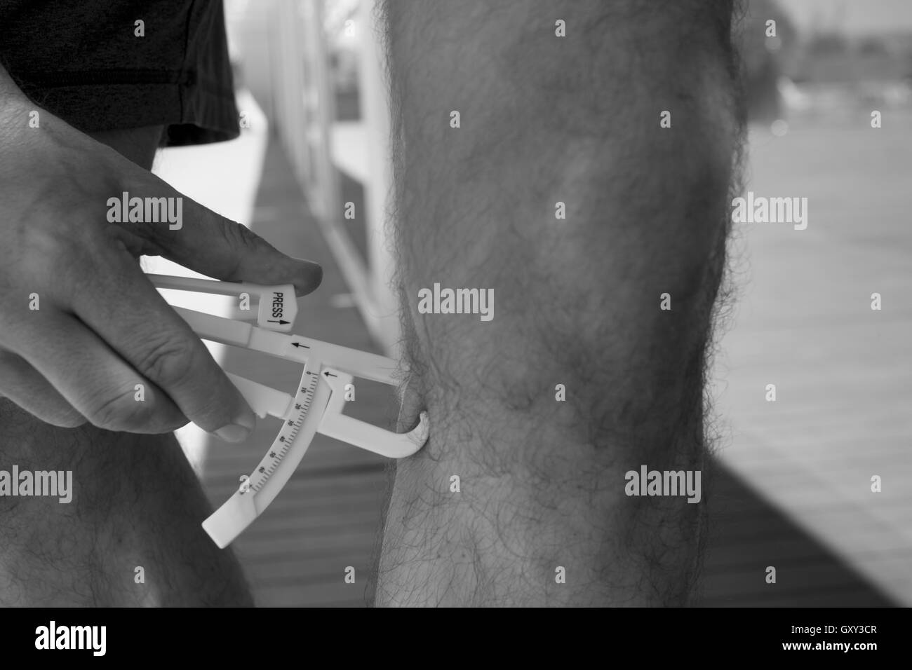 Körper eines Mannes Kontur und Körperfett messen Stockfoto