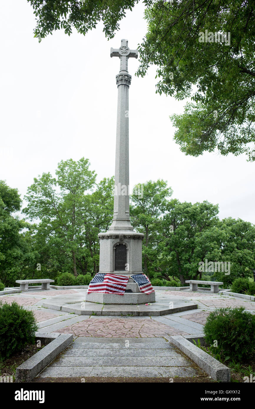 Fahne drapiert Denkmal am Westende des Summit Ave gewidmet den Soldaten, die bei WW I. St.Paul Minnesota MN USA ums Leben gekommen Stockfoto