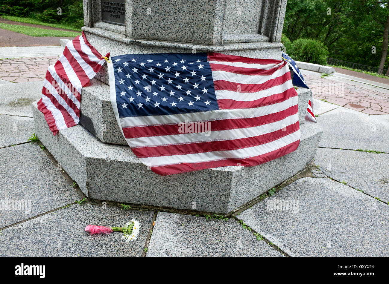 Fahnen drapiert um ein Denkmal am Westende des Summit Ave zu Ehren der Soldaten der Weltkrieg I. St.Paul Minnesota MN USA Stockfoto