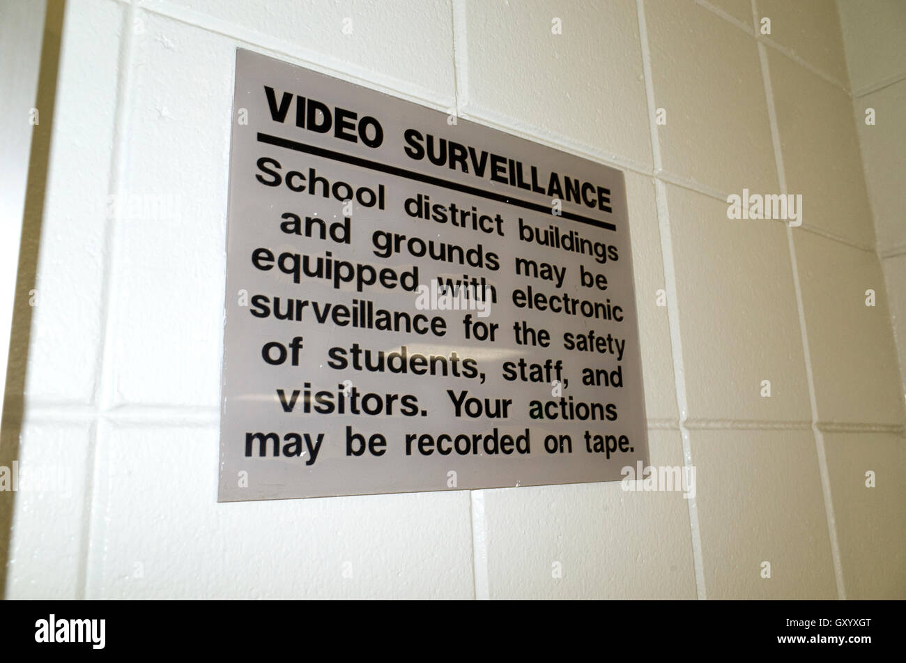 Warnzeichen, die Gebäude und Außenanlagen der Schule können mit elektronischer Überwachung ausgerüstet. White Bear Lake, Minnesota MN USA Stockfoto