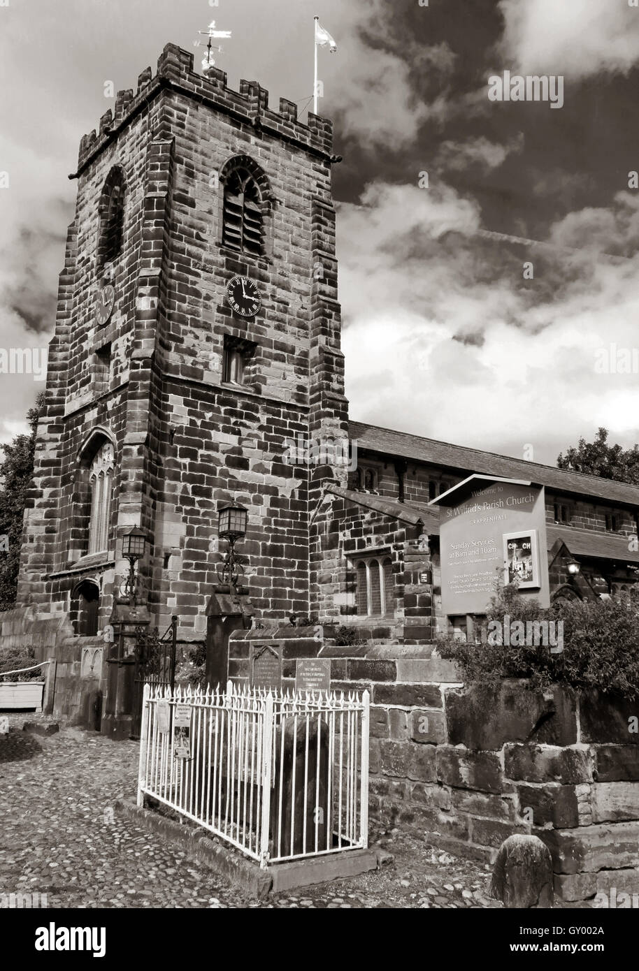 Außenseite des St Wilfrids Kirchturm, Grappenhall, Warrington, Cheshire England UK s/w Stockfoto